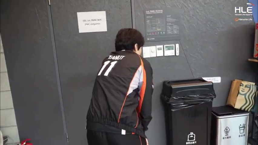 mksports体育Peanut被拍在休息室作健身动作：养生老花生了属于是