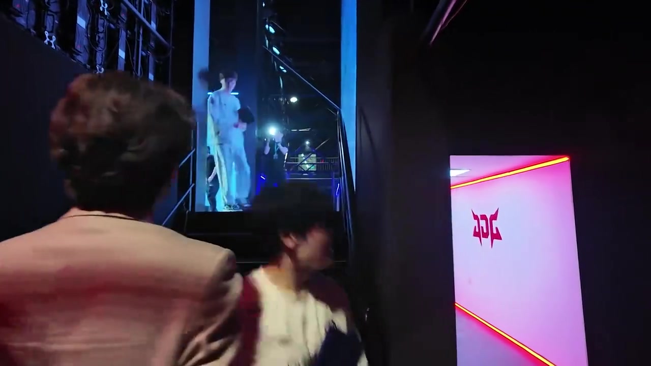 mksports体育IG发布后台视频：Daeny教练赛后庆祝